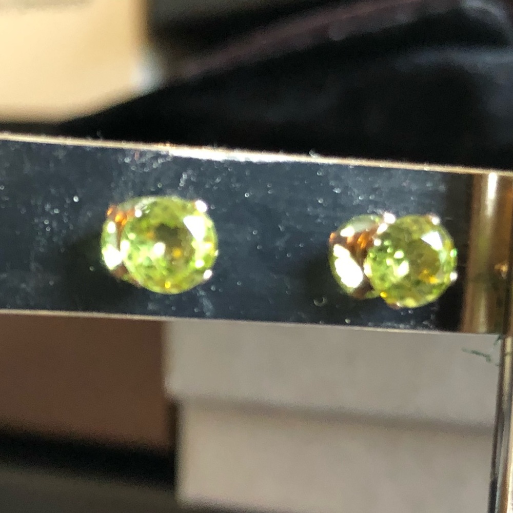Genuine Peridot Earrings in 14kt gold - Picture 2 of 2